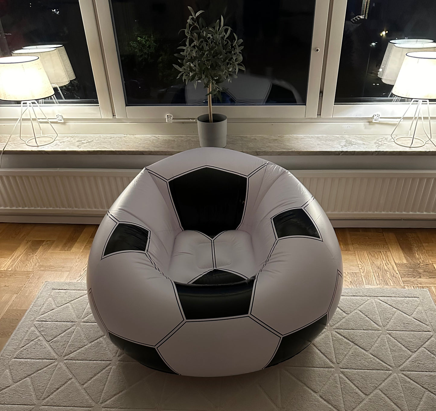 Cool uppblåsbar fotbollsfåtölj!